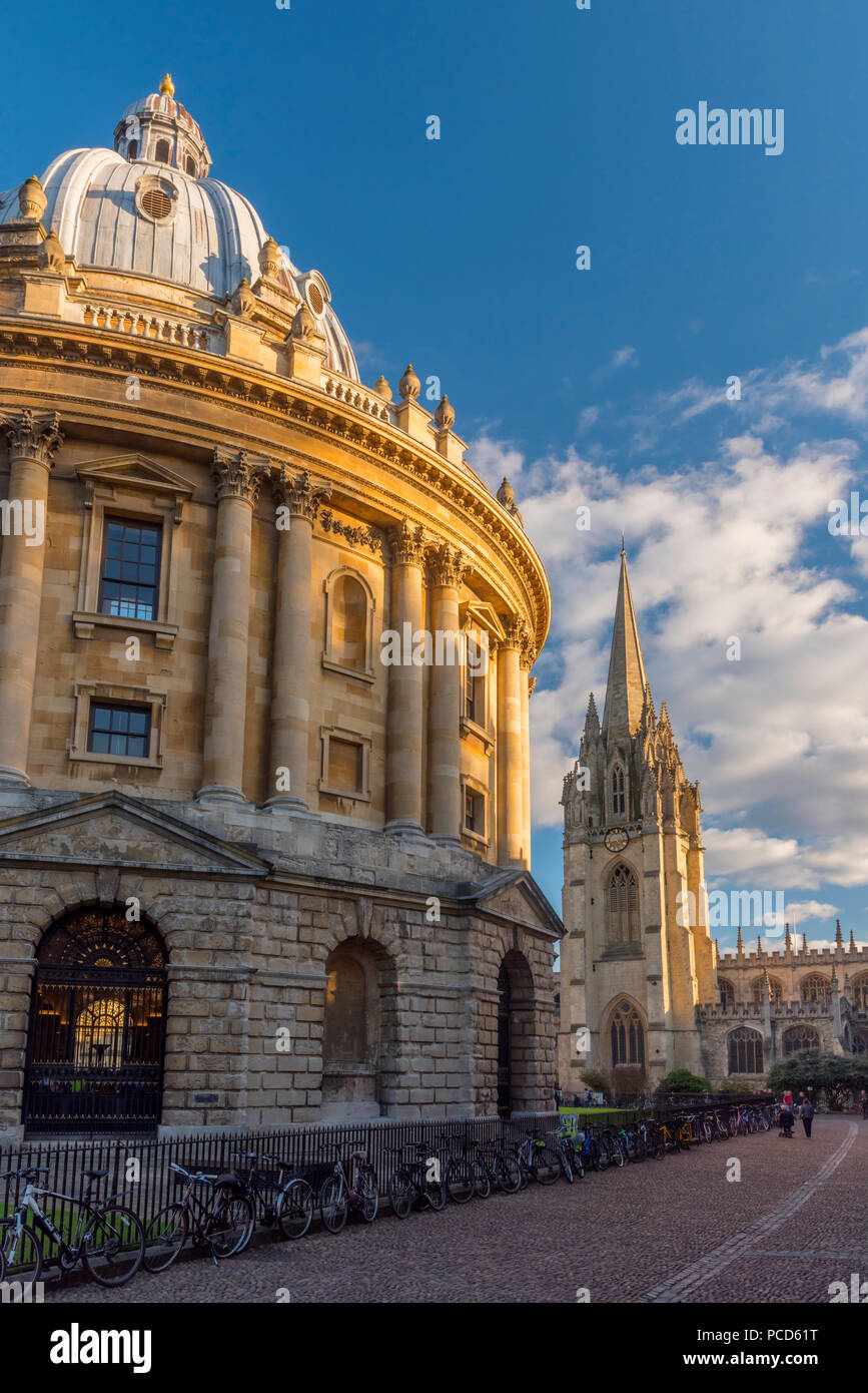 Radcliffe Camera y la iglesia universitaria de Santa María a la Virgen más allá de Oxford, Oxford, Inglaterra, Reino Unido, Europa Foto de stock