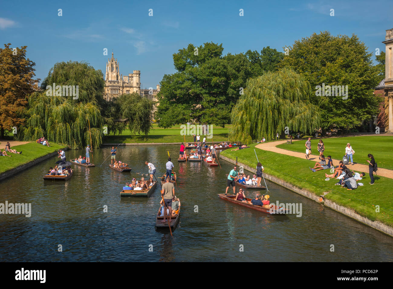 St John's College, y navegar por el río Cam, Cambridge, Cambridgeshire, Inglaterra, Reino Unido, Europa Foto de stock