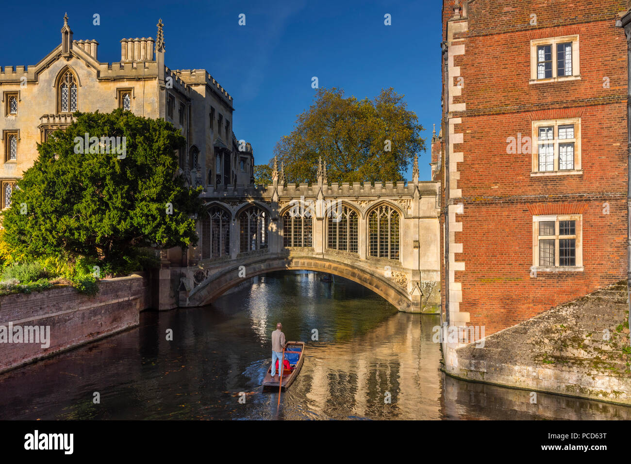 Navegar por el río Cam, Saint John's College, el Puente de los Suspiros, Cambridge, Cambridgeshire, Inglaterra, Reino Unido, Europa Foto de stock