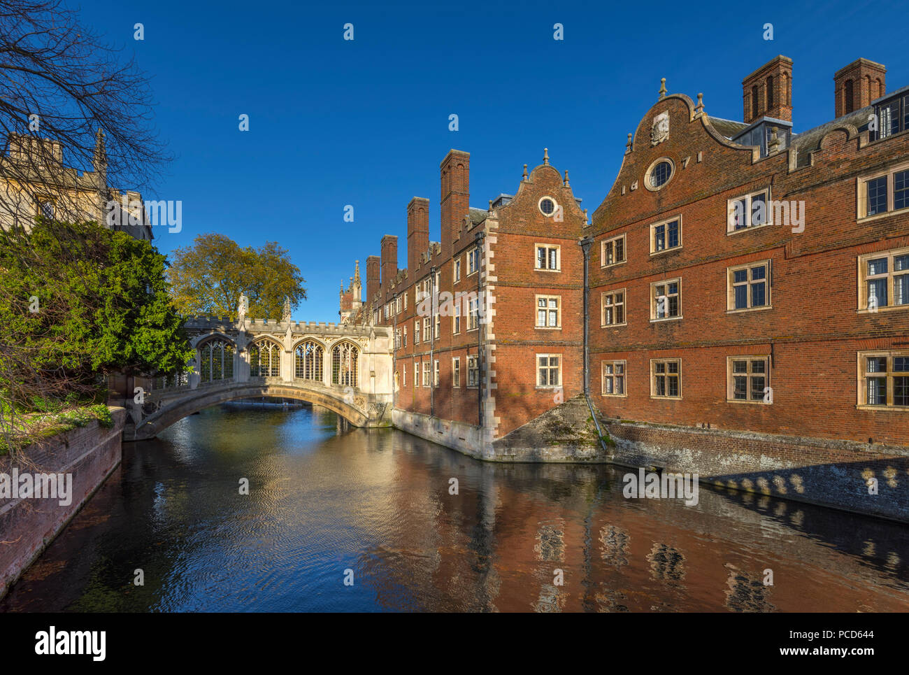 Río Cam, Saint John's College, el Puente de los Suspiros, Cambridge, Cambridgeshire, Inglaterra, Reino Unido, Europa Foto de stock