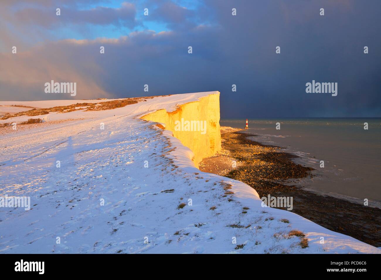 Cubiertas de nieve y faro Beachy Head, Eastbourne cerros Estate, Eastbourne, East Sussex, Inglaterra, Reino Unido, Europa Foto de stock