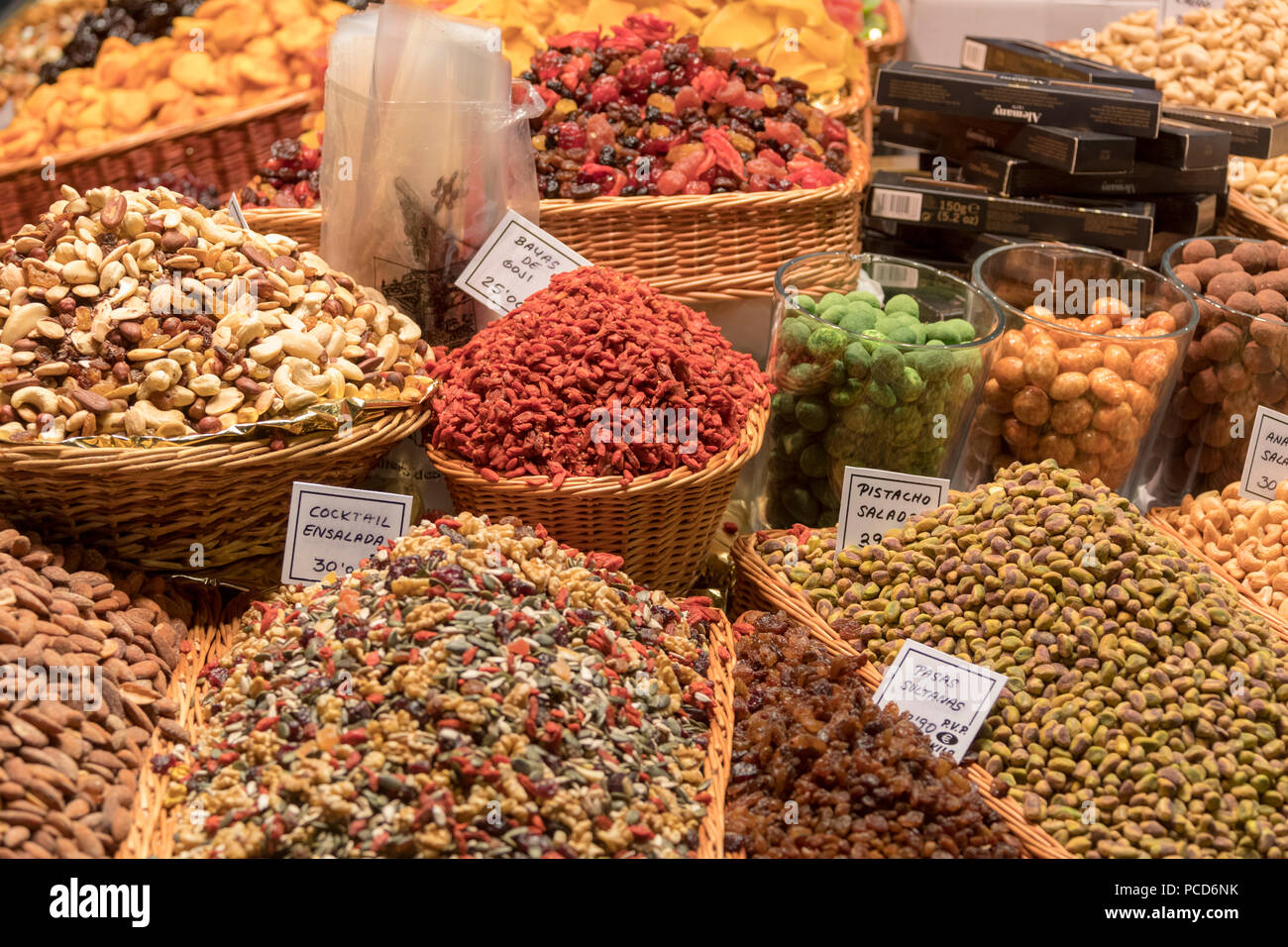 Pistacho y Goji Bayas, Mercado de La Boqueria, Ciudad Vieja, Barcelona, Cataluña, España y Europa Foto de stock