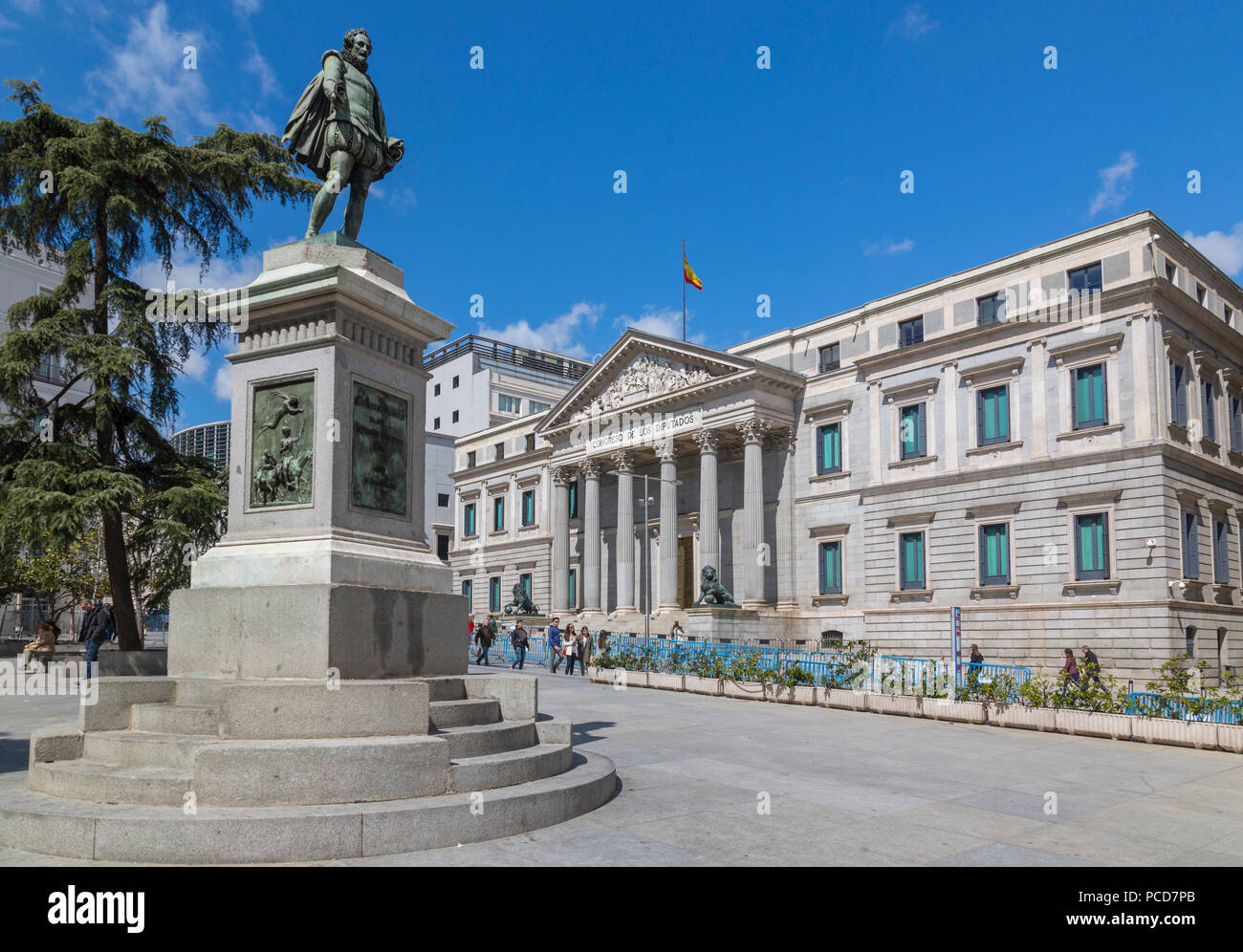 Vista de Michaeli de Gervantes estatua y Congreso en la Plaza de las Cortes, Madrid, España Foto de stock
