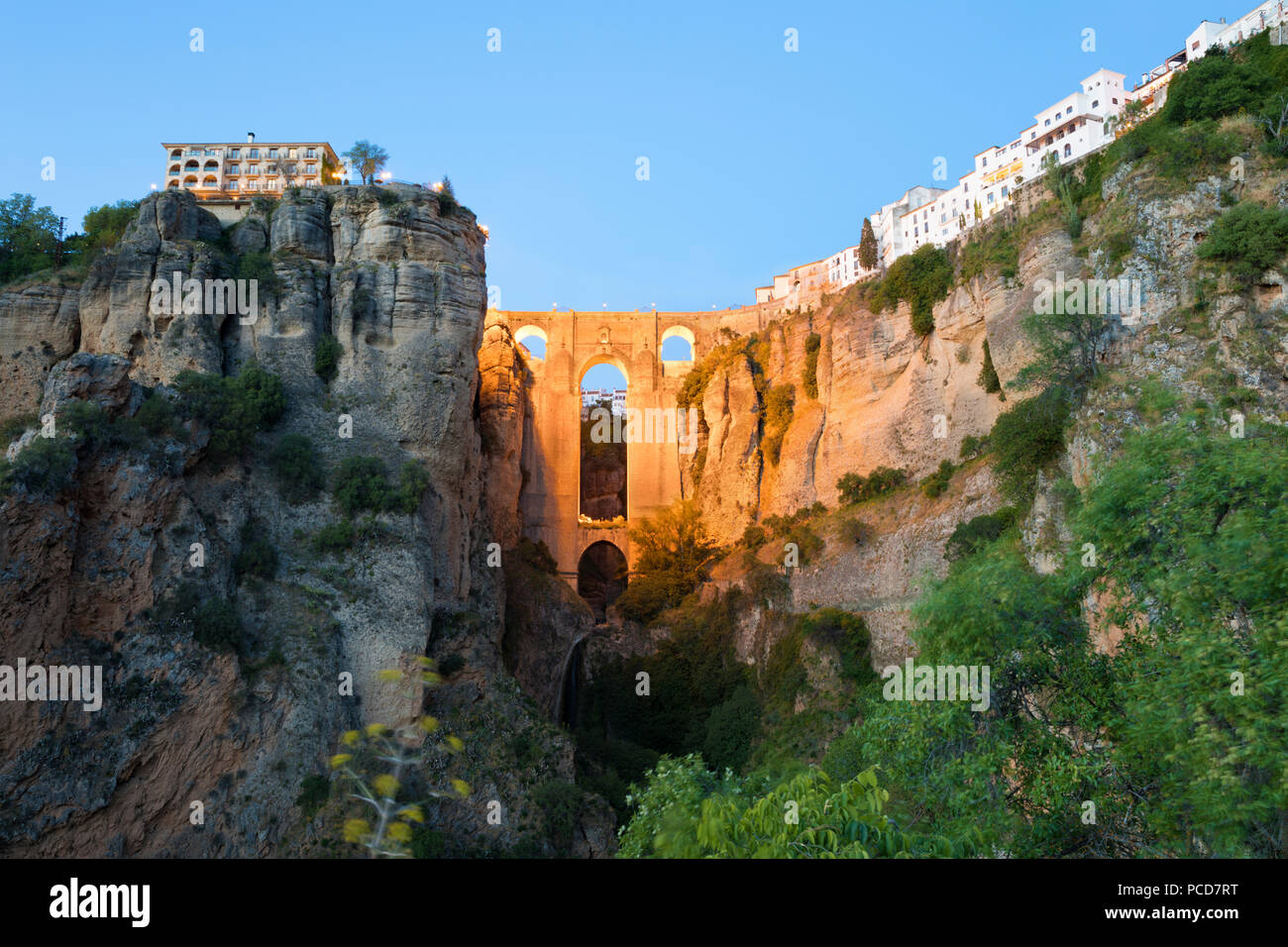 Puente Nuevo) iluminadas por la noche y la ciudad blanca encaramada sobre acantilados, Ronda, Andalucia, España, Europa Foto de stock