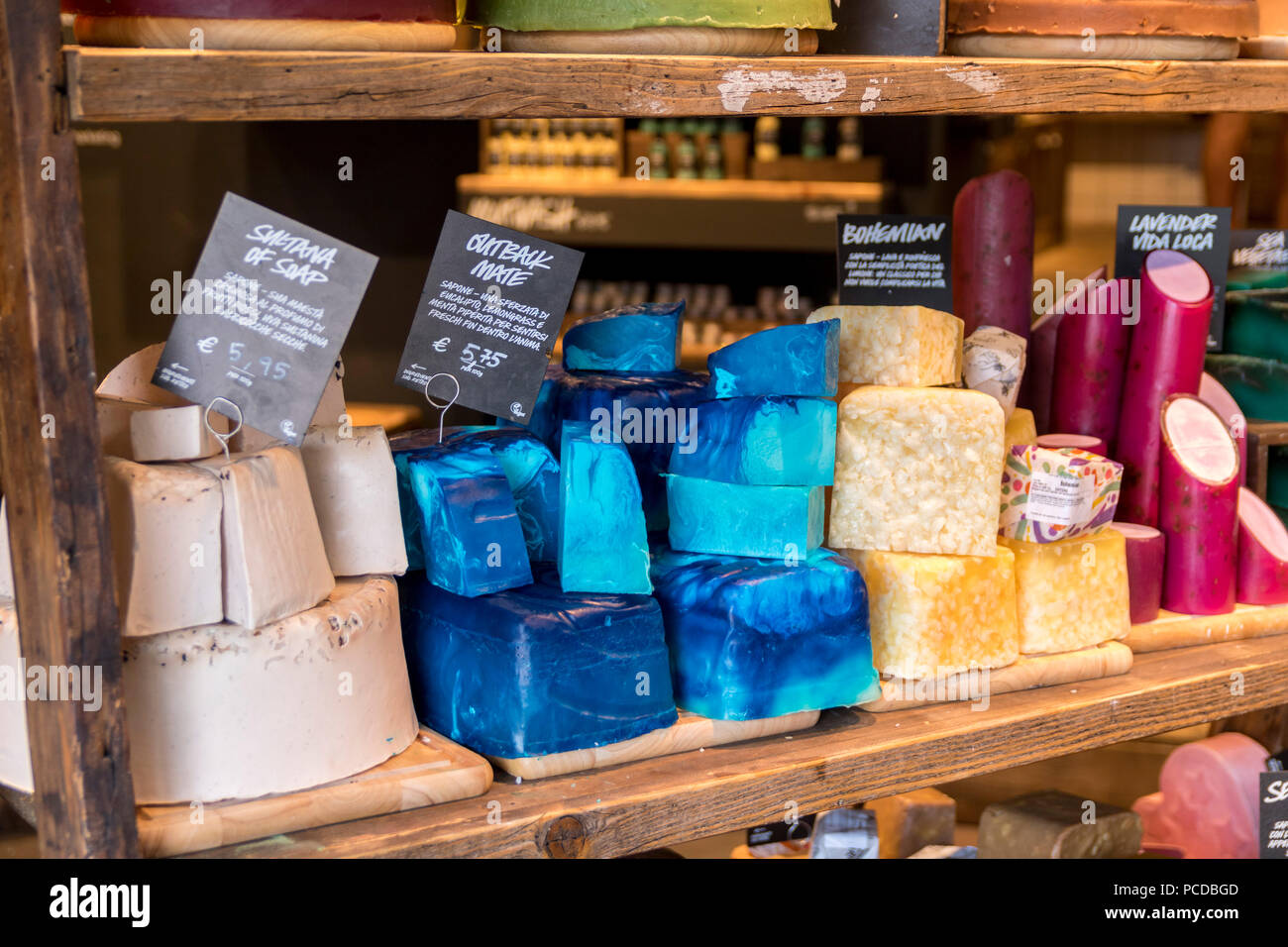 Shop display de contadores en exuberantes tienda, Italia - jabones, baño de  burbujas, baño bombas etc Lush Cosmetics Fotografía de stock - Alamy