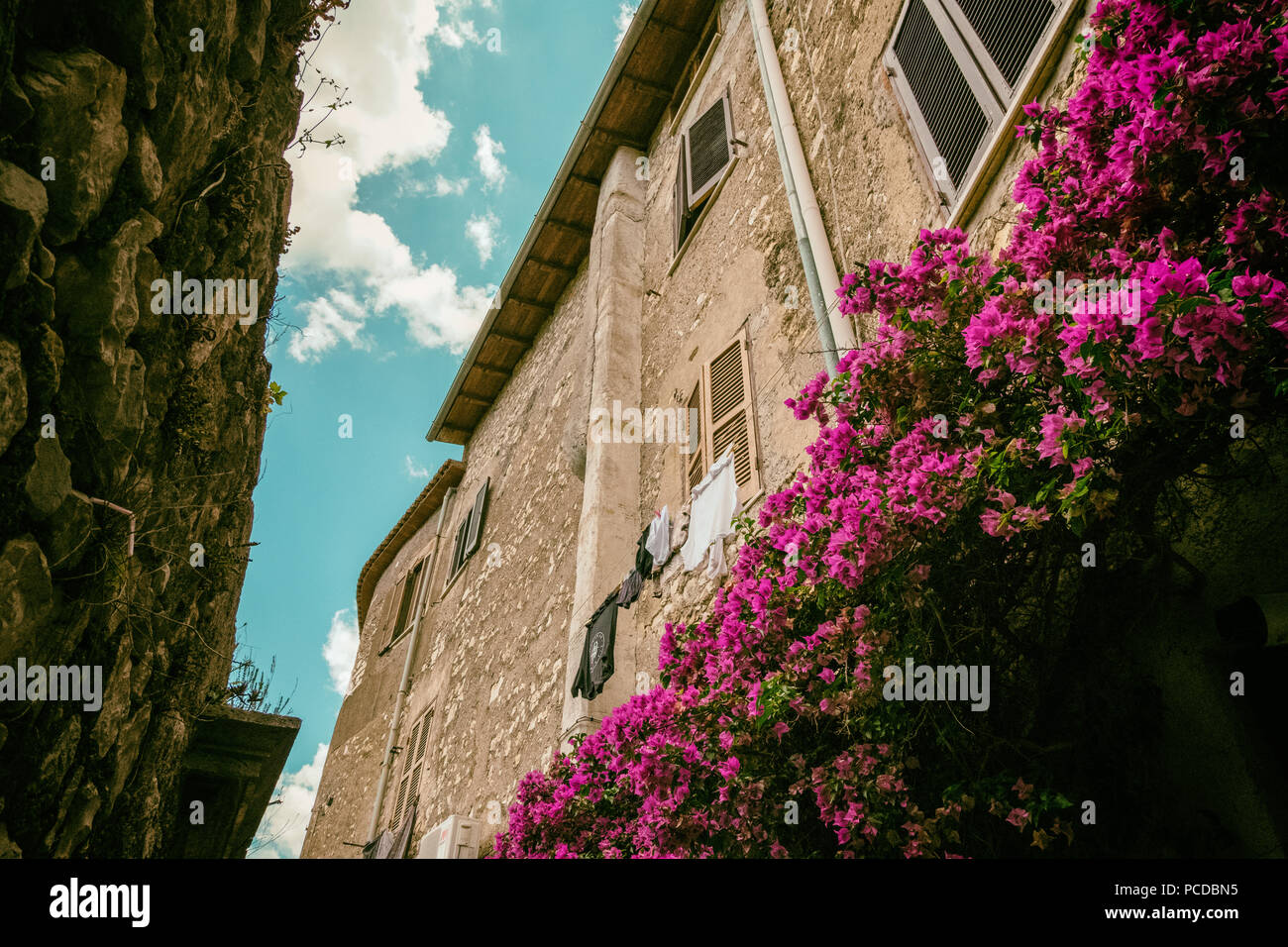 Fondo De Pantalla De Callejon Medieval Con Una Buganvilla Flor En