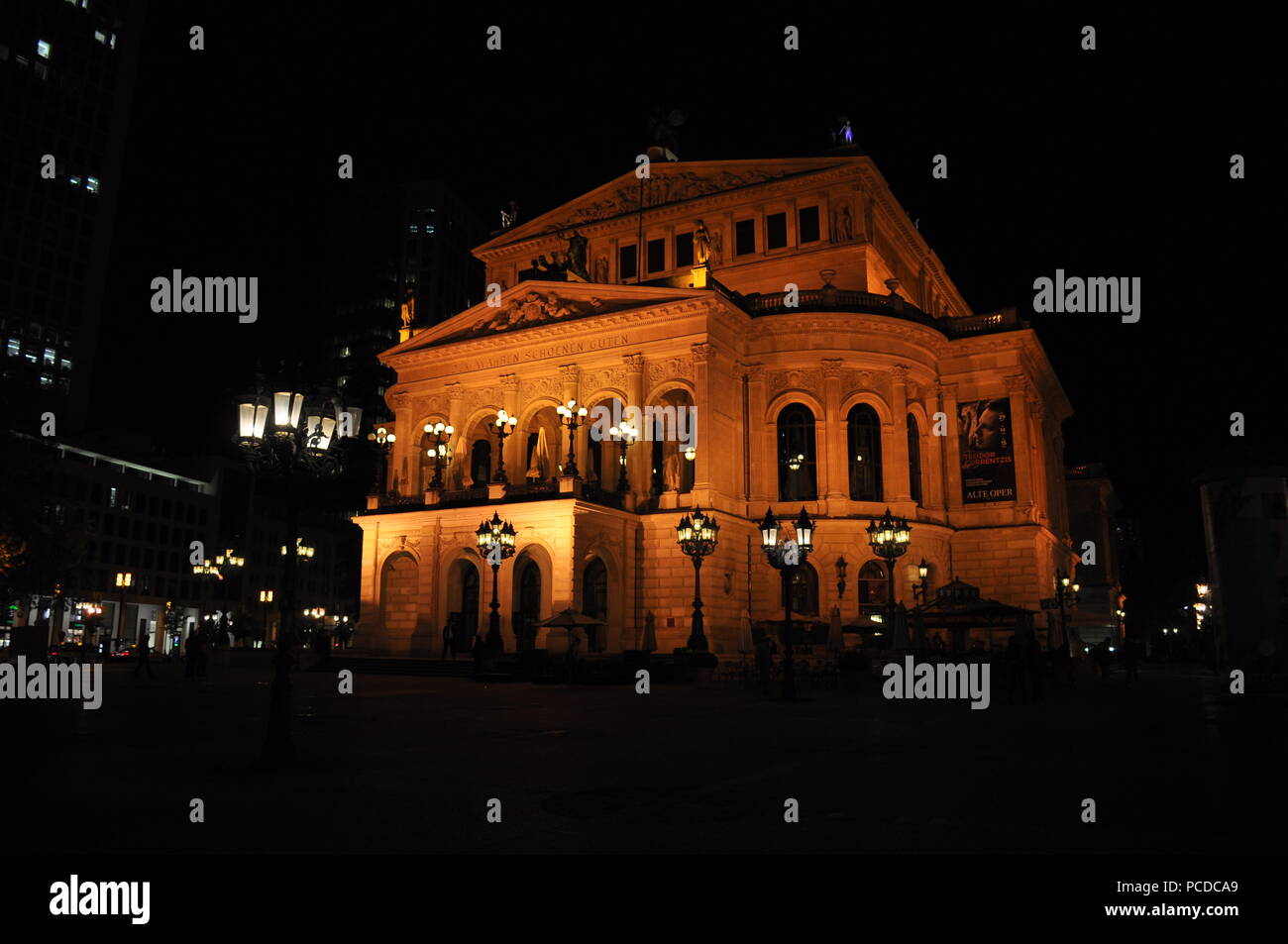 La antigua Ópera (Alte Oper) por noche, Frankfurt am Main, Alemania Foto de stock