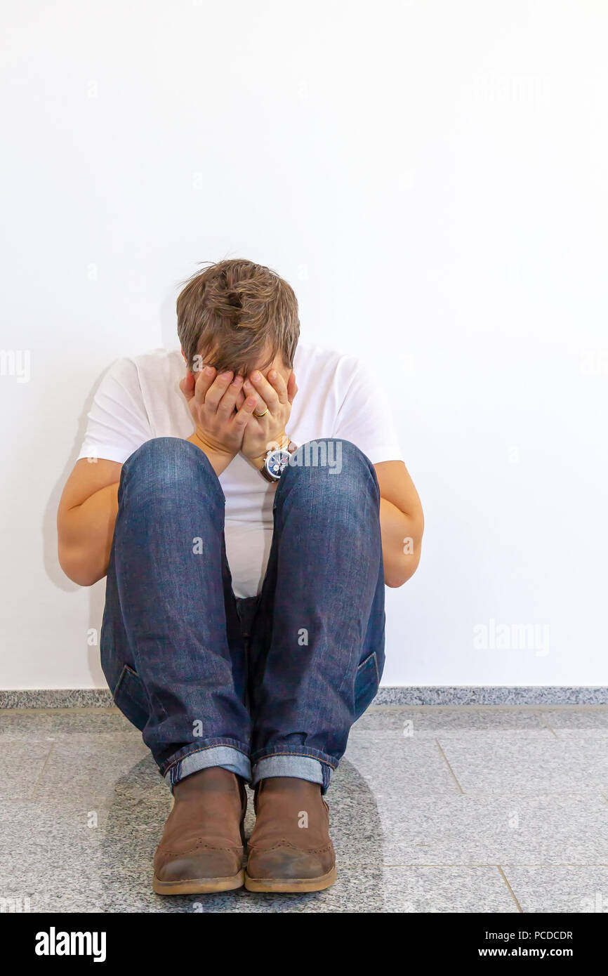 Silueta hombre triste fotos de stock, imágenes de Silueta hombre