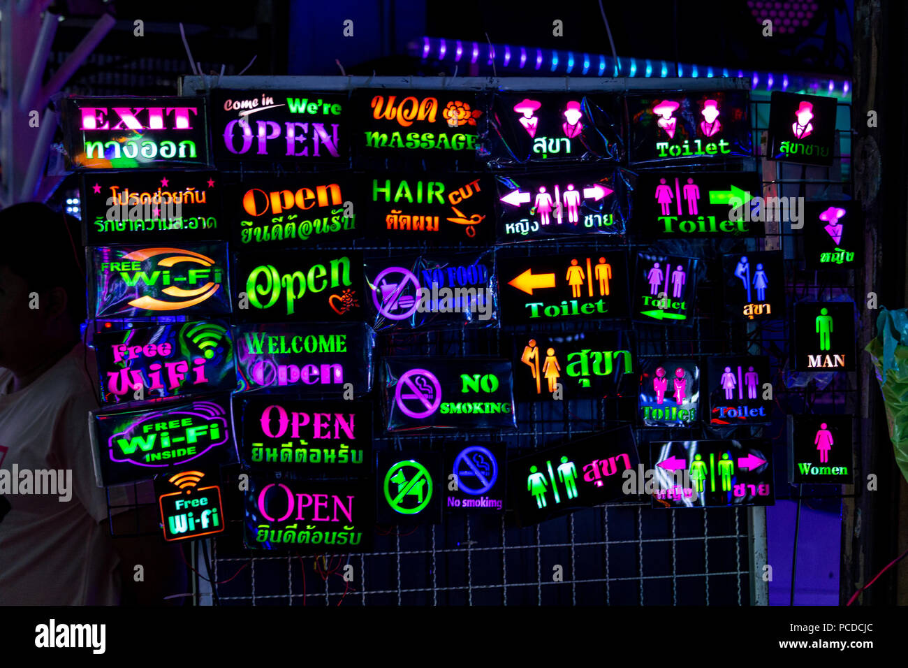 Bangkok, Tailandia - Abril 30, 2018: LED letreros luminosos para  actividades comerciales, aseos y WiFi expuestos para ser vendidos en un  mercado de Bangkok Fotografía de stock - Alamy