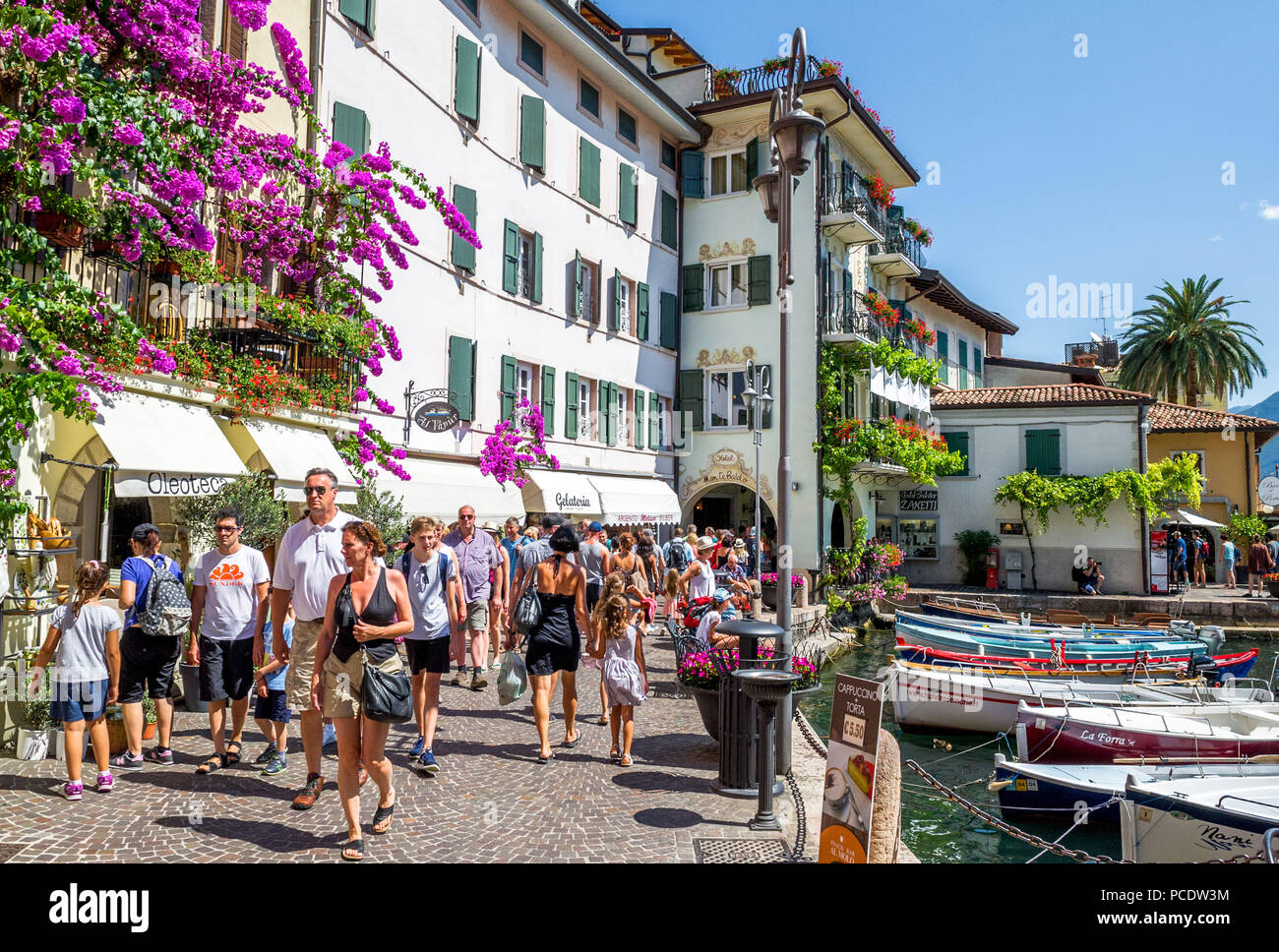La ciudad italiana de Limone sul Garda en la orilla del Lago de Garda, Foto de stock
