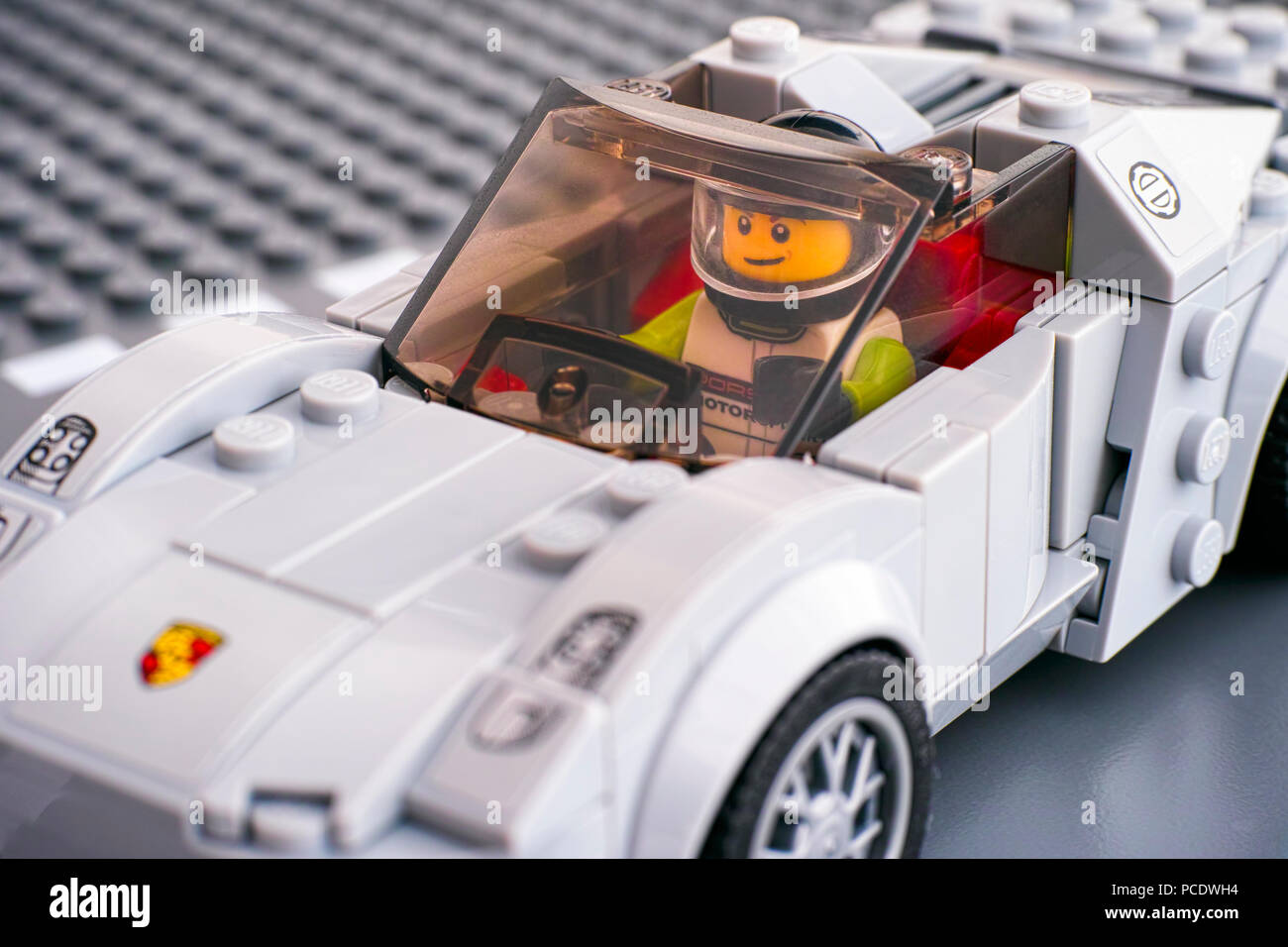 Tambov, Rusia - Marzo 14, 2015 Lego Porsche 918 Spyder por Lego campeones  de velocidad con el conductor dentro del vehículo. Placa base gris de fondo  Fotografía de stock - Alamy