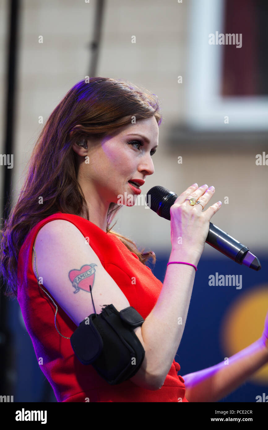 Sophie Ellis-Bextor ofrece un rendimiento sorprendente en el escenario para un registro público en el 2018 Liverpool Pride Festival. Foto de stock