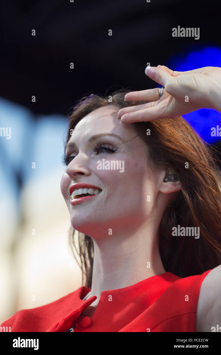 Sophie Ellis-Bextor ofrece un rendimiento sorprendente en el escenario para un registro público en el 2018 Liverpool Pride Festival. Foto de stock