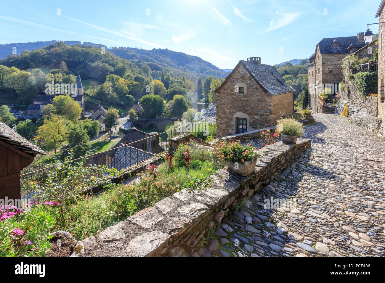 Francia, Aveyron Belcastel, etiquetados Les Plus Beaux aldeas de France (Los pueblos más bellos de Francia), calle de adoquines en el municipio // F Foto de stock