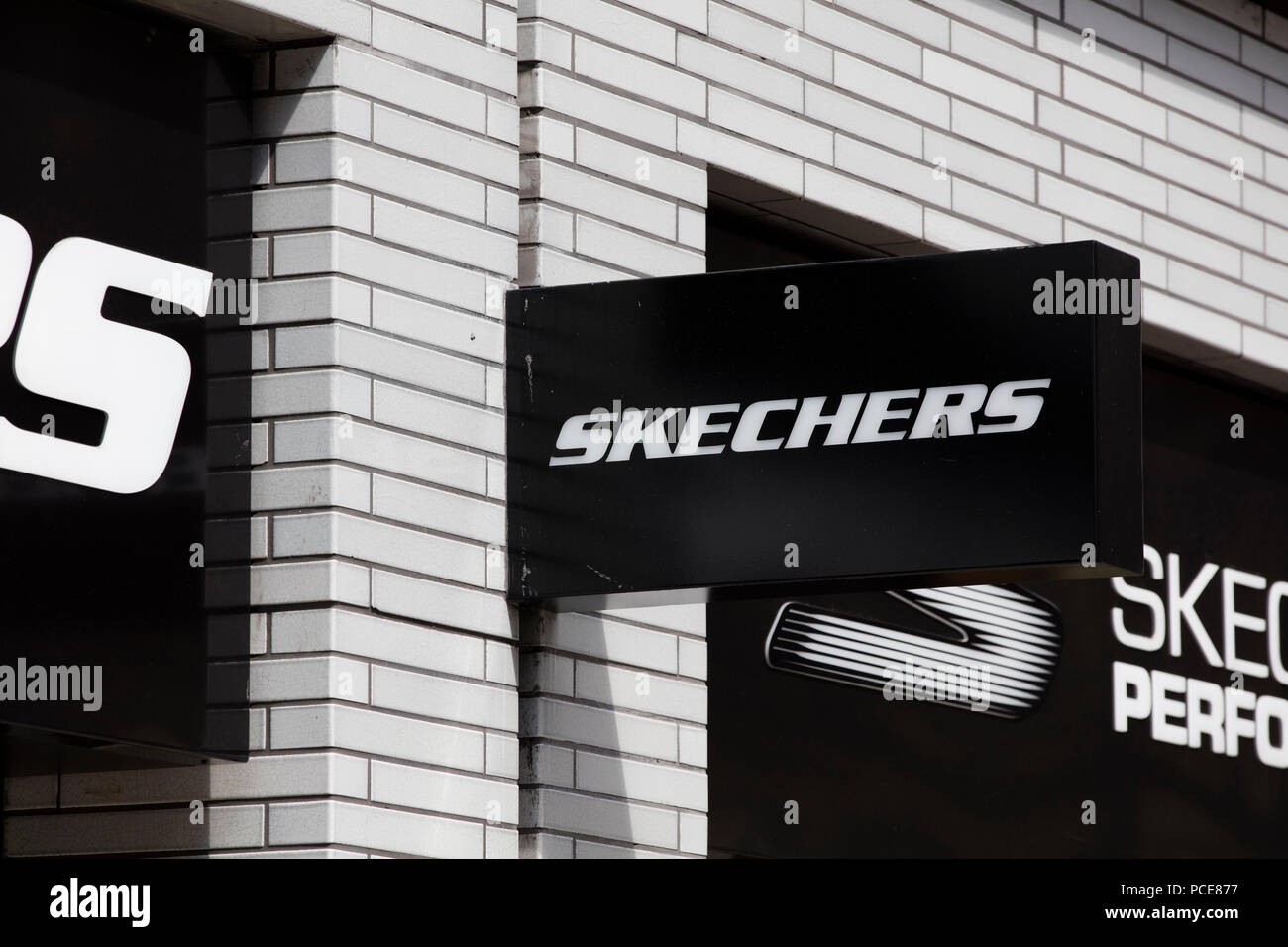 Skechers shoe outlet fotografías e imágenes de alta resolución - Alamy