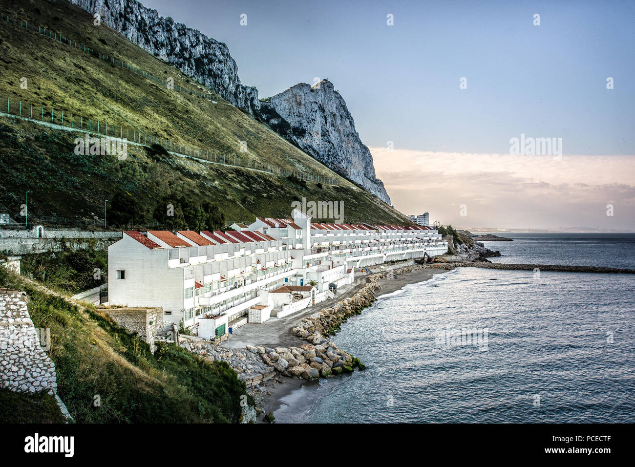 Gibraltar East Vista lateral con una urbanización y zona de playa catalán Foto de stock