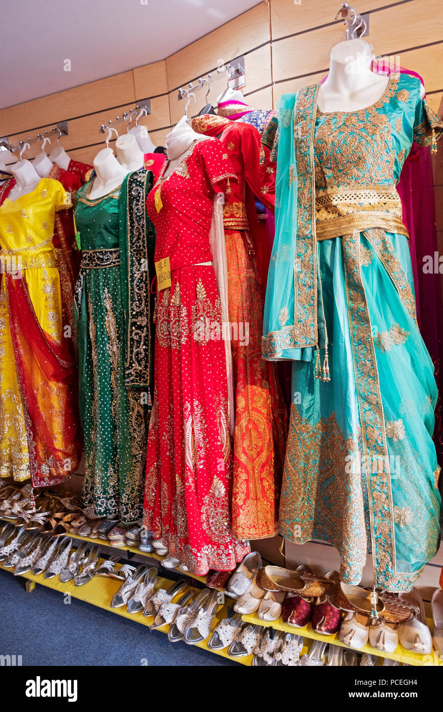 Coloridos saris para venta en Saheli una tienda de ropa india hindú en Liberty ave. en Richmond Hill, Queens, Nueva Fotografía de stock - Alamy