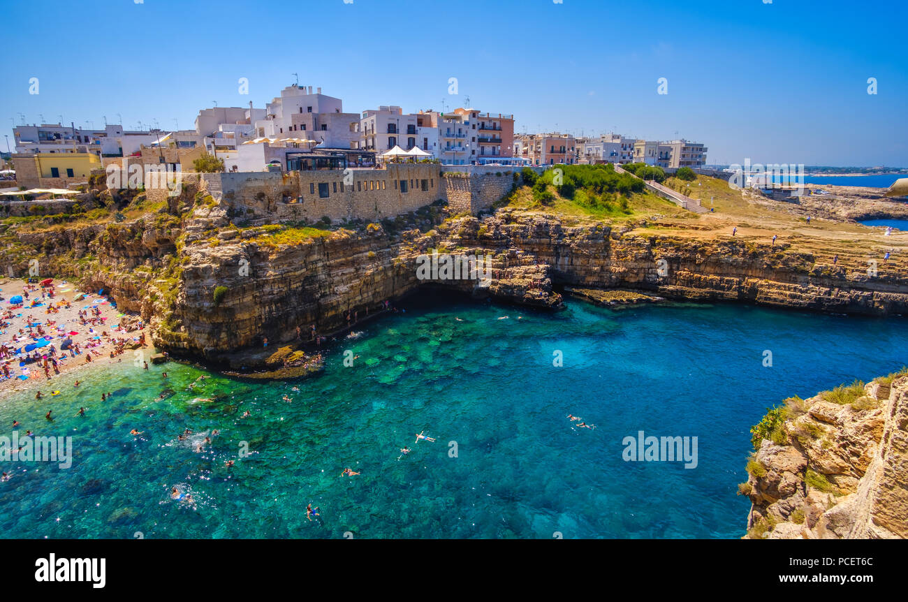 El sur de Italia mar pueblo Polignano a Mare - provincia de Bari, Apulia Foto de stock