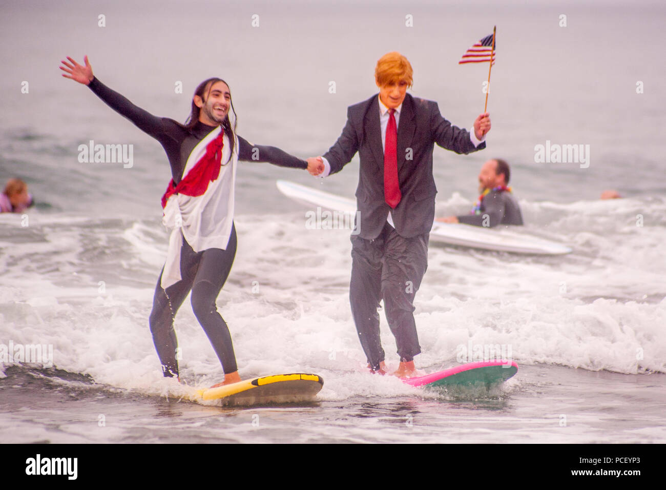 Disfraces surfeando fotografías e imágenes de alta resolución - Alamy