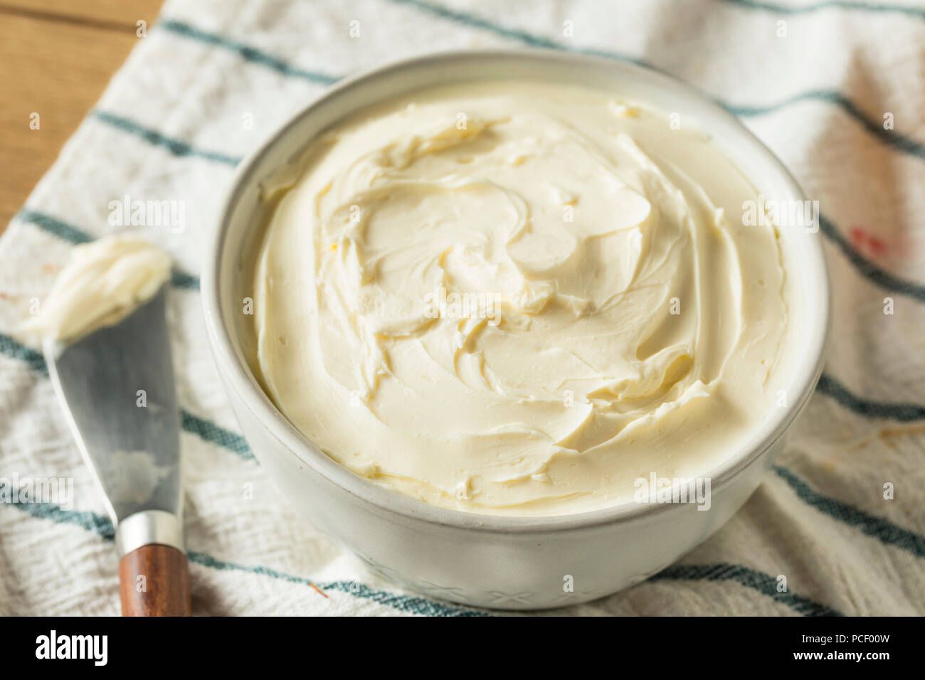 Crema de queso bajo en grasa caseros esparcidos en un tazón Foto de stock