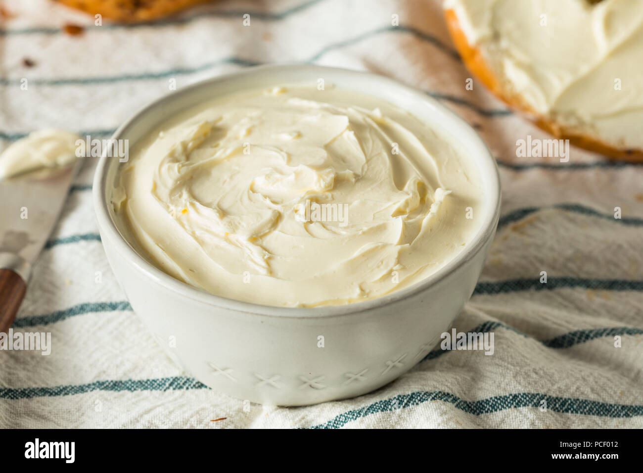 Crema de queso bajo en grasa caseros esparcidos en un tazón Foto de stock