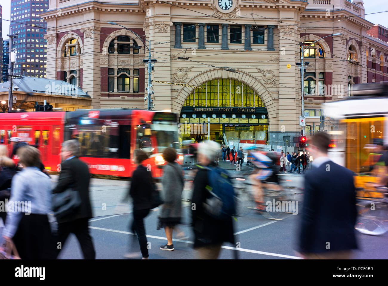 Tranvías y peatones en Melbourne CBD, en frente de la estación de Flinders Street. Foto de stock