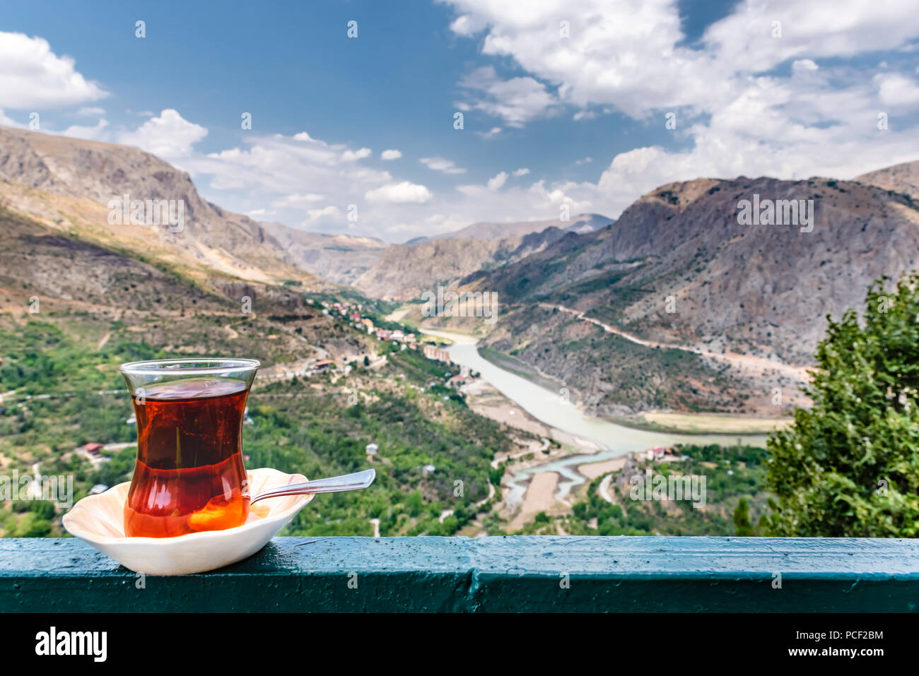 La vista horizontal de Kemaliye ciudad entre el valle con té turco en primer plano en Kemaliye o Egin,Erzincan,Turquía Foto de stock