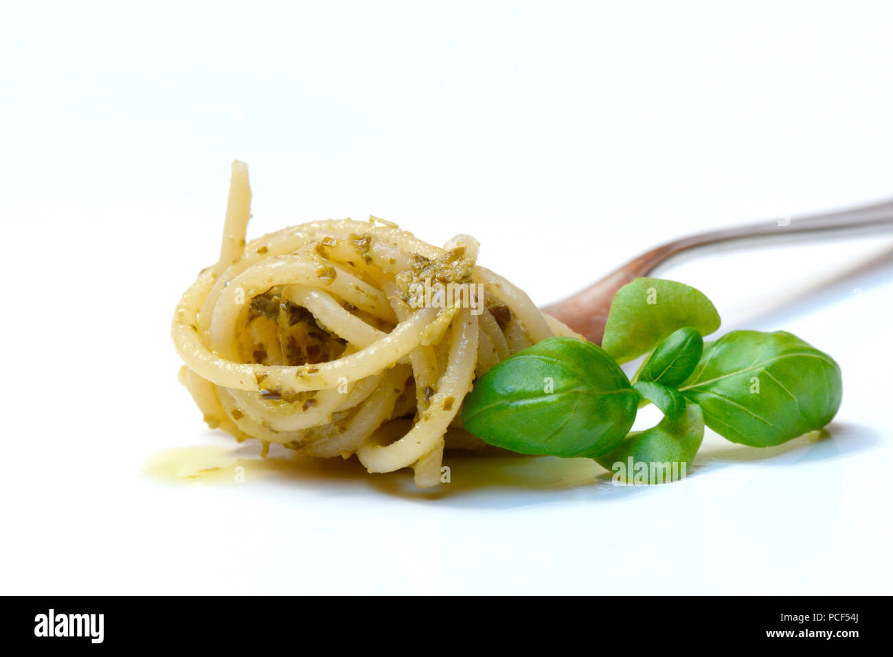 Espaguetis mit auf Gabel und Basilikum Pesto, Pesto alla genovese Foto de stock