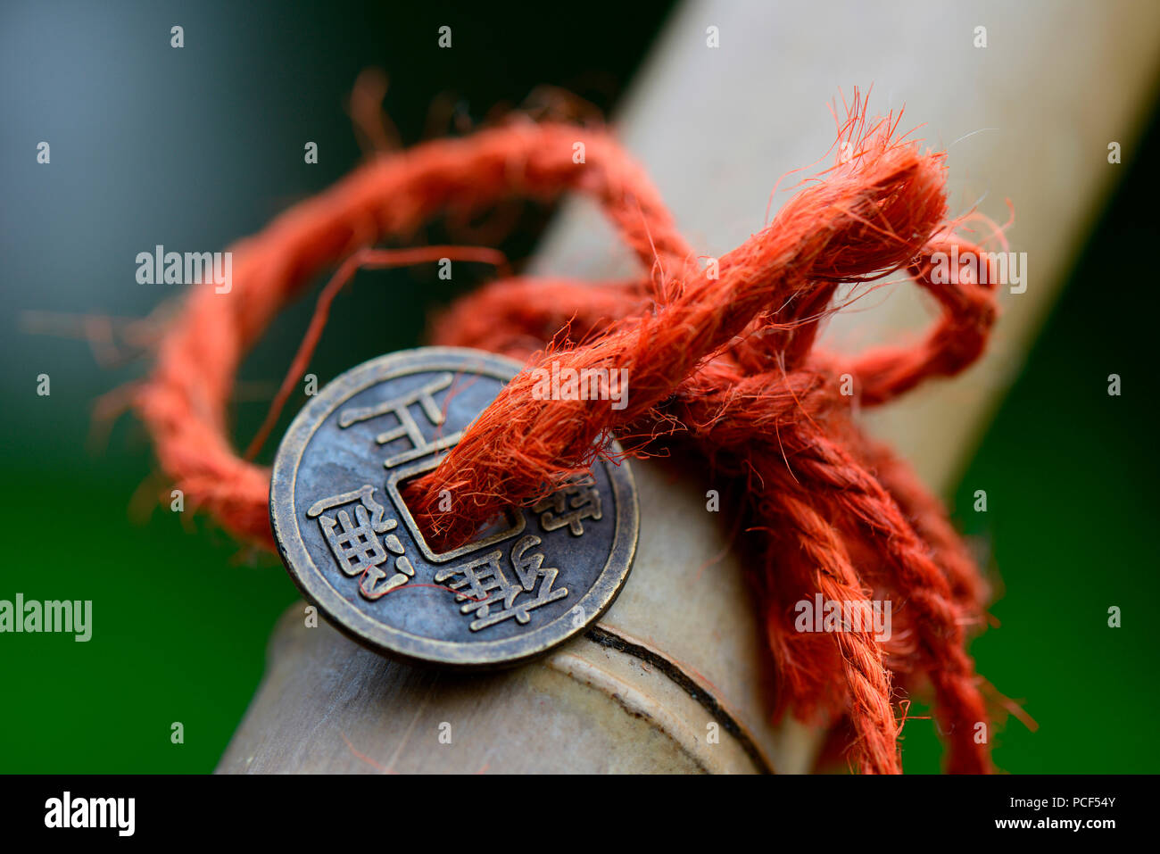 Chinesische Gluecksmuenzen un Bambusrohr Foto de stock