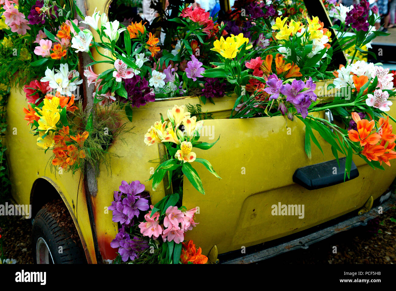 Blumengeschmuecktes altes Auto, Hampton Court Flower Show, Londres, Inglaterra, Europa, Blumenschau, Gartenbauaustellung Foto de stock