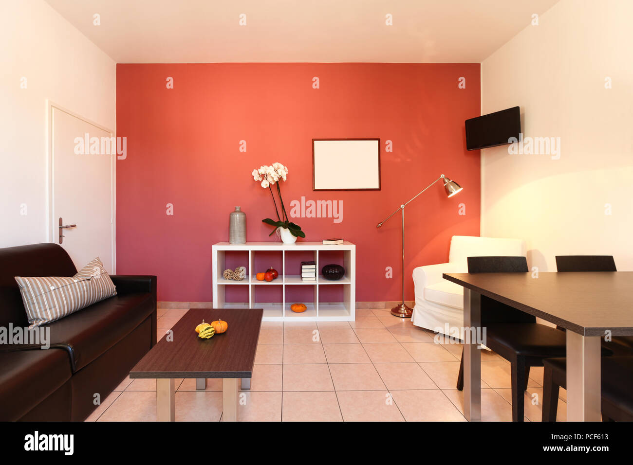 El interior del apartamento, salón con pared roja Foto de stock