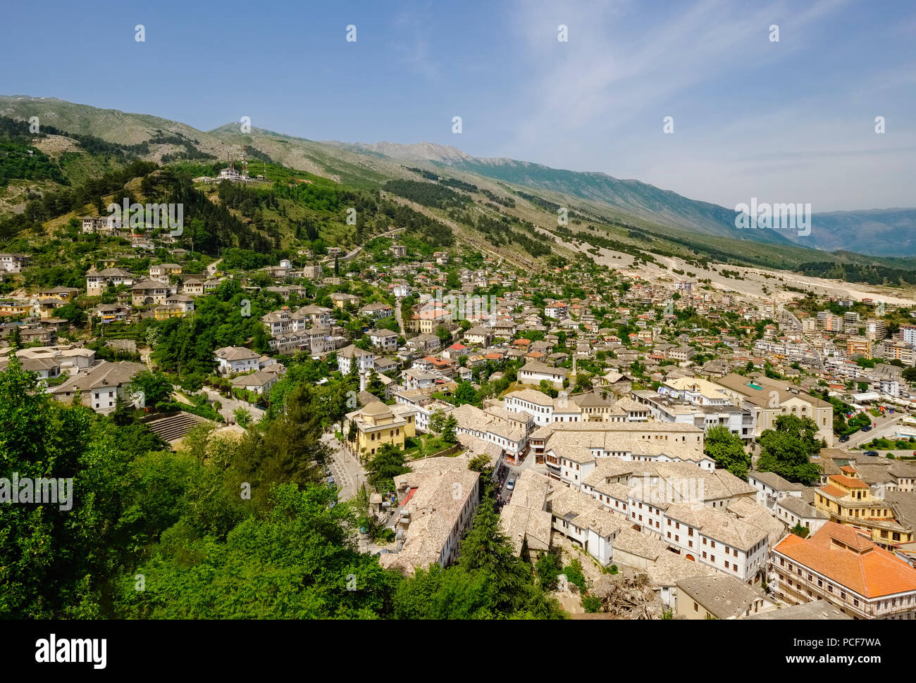 Casco antiguo bazar con zona y alrededores, vista desde el Burg, Gjirokastra, Gjirokastër, Albania Foto de stock