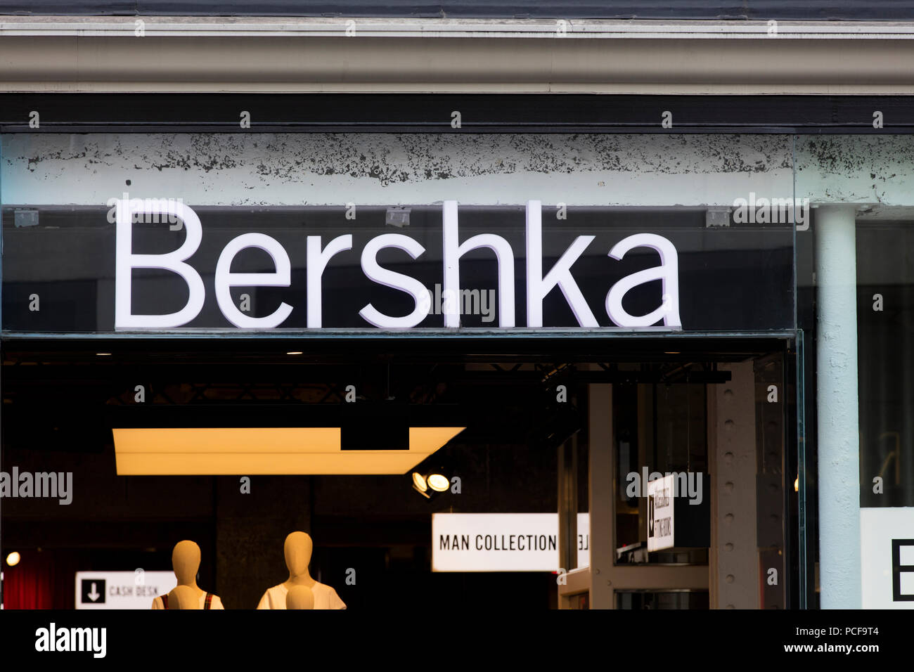 Bershka fashion brand store fotografías e imágenes de alta resolución - 2 - Alamy