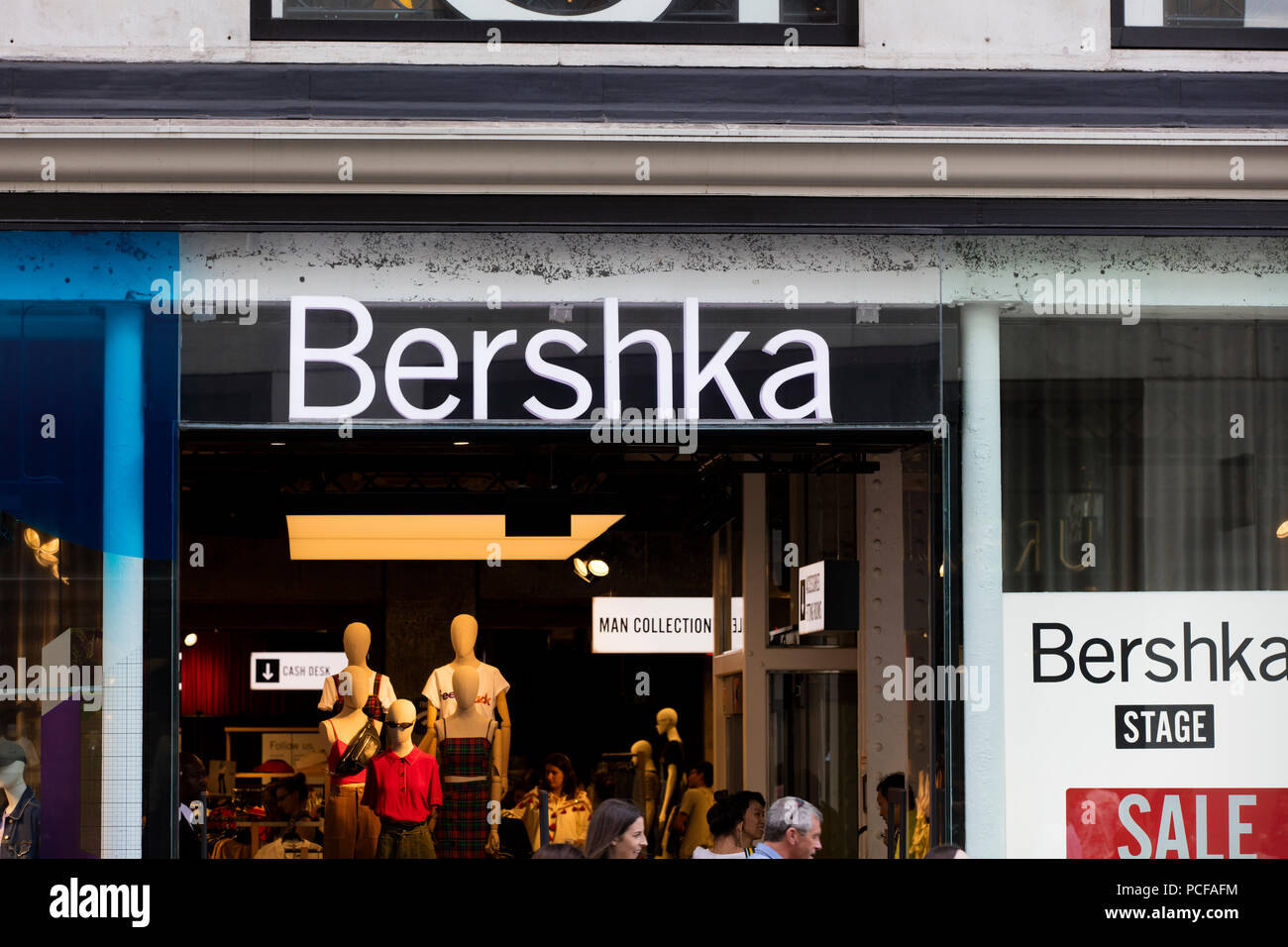Londres, Reino Unido - El 31 de julio de 2018: escaparate tienda de ropa  bershka en Oxford Street, en el centro de Londres Fotografía de stock -  Alamy