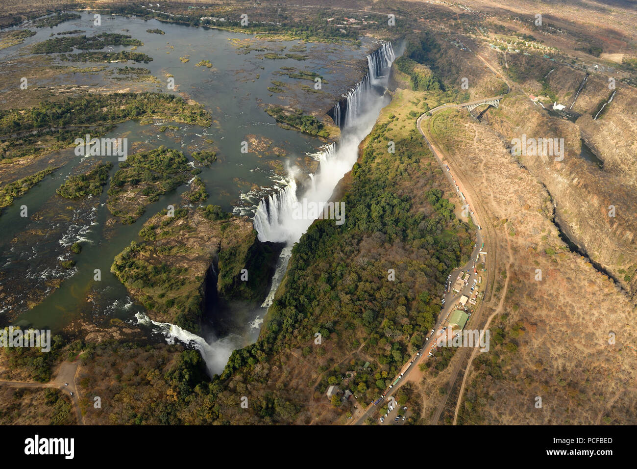 Vista aérea de las Cataratas Victoria, puente sobre el río Zambezi, Zimbabwe, África Foto de stock
