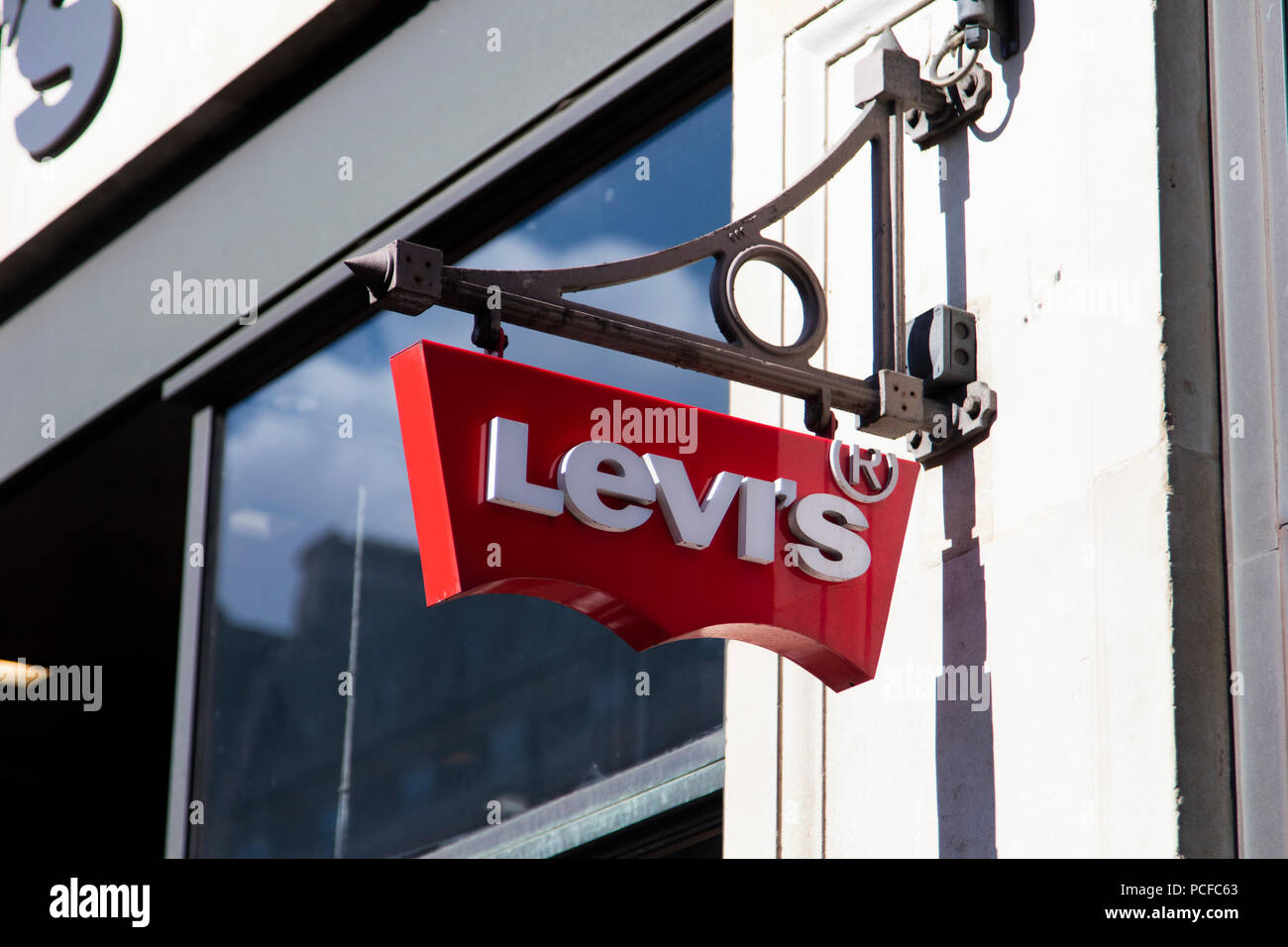 Londres, Reino Unido - El 31 de julio 2018: Levis tienda de ropa tienda  signo en Regent Street en el centro de Londres Fotografía de stock - Alamy