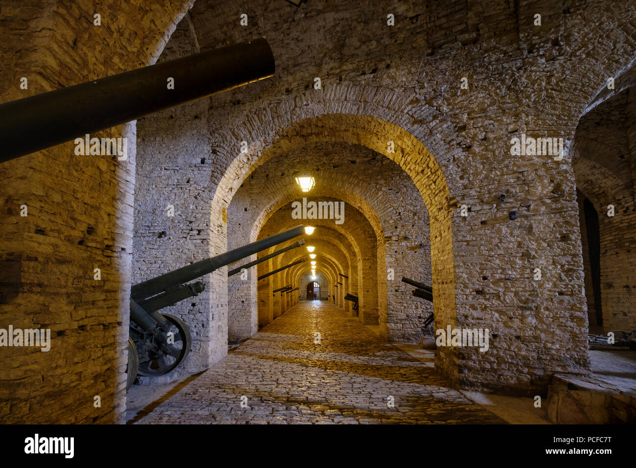 Gran galería con cañones en fortaleza, Gjirokastra, Gjirokastër, Albania Foto de stock