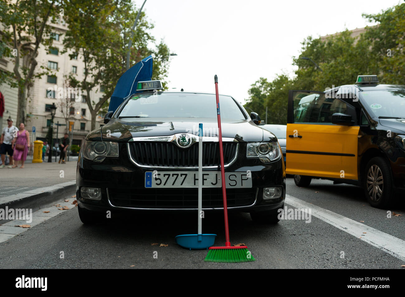 Barcelona, España. 1 de agosto de 2018. Los taxistas ocupan el Passeig de Gracia y del centro de la ciudad en una huelga en contra de uber y cabify Crédito: davide bonaldo/Alamy Live News Foto de stock