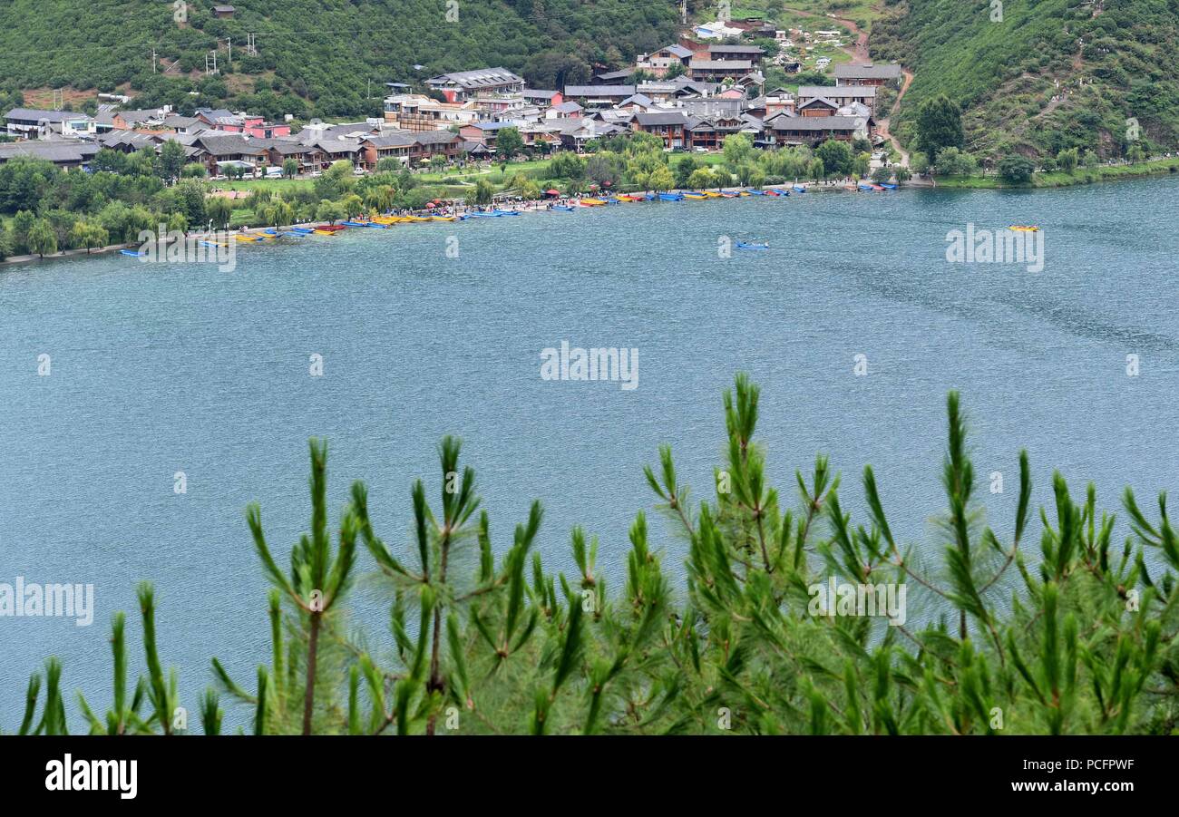 Ninglang. El 30 de julio, 2018. Foto tomada el 30 de julio de 2018, muestra una vista del Lago Lugu en Ninglang Yi municipal autónomo, en el suroeste de la Provincia china de Yunnan. Crédito: Hu Chao/Xinhua/Alamy Live News Foto de stock
