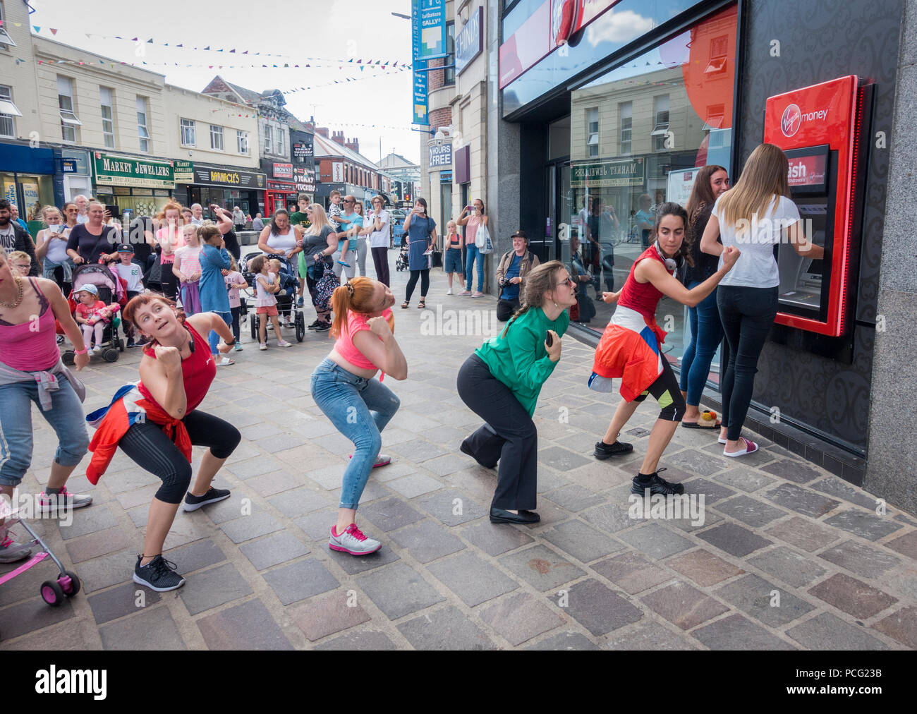 Riverside Festival Internacional de Stockton, Stockton on Tees, Inglaterra.  Reino Unido. 2 de agosto, 2018. '(En)visible bailando" interactúan con el  público mientras bailan a través de la High Street a 31 Stockton