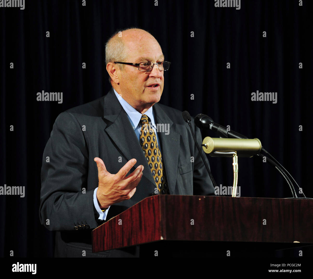 La estación naval de la bahía de Guantánamo, Cuba.- (12 de abril de 2012) - Richard Kamman, el principal abogado de la defensa para Abd al-Rahim al-Nashiri, campos preguntas en una conferencia de prensa después de la Oficina de Comisiones Militares concluyó otra ronda de propuestas en nombre de Abd al-Rahim al-Nashiri, Arabia hombre acusado de tramar el 2000 Bombardeo de la USS Cole (DDG-67) en Yemen en la que 17 marineros estadounidenses murieron en el ataque terrorista. Al-Nashiri también está acusado de establecer el de octubre de 2002 Bombardeo del superpetrolero francés MV Limburg, así como un ataque fallido en otro buque de guerra estadounidense, el USS El Sul Foto de stock