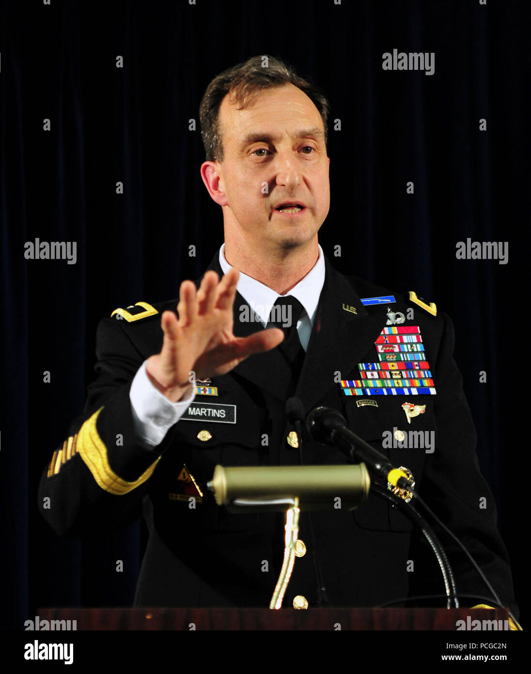 La estación naval de la bahía de Guantánamo, Cuba.- (12 de abril de 2012) - Brig. Gen. Mark S. Martins, la Fiscal Jefe de la Oficina de Comisiones Militares, se ocupa de los medios de comunicación durante una conferencia de prensa después de la Oficina de Comisiones Militares concluyó otra ronda de propuestas legales en nombre de Abd al-Rahim al-Nashiri, Arabia hombre acusado de tramar el 2000 Bombardeo de la USS Cole (DDG-67) en Yemen en la que 17 marineros estadounidenses murieron en el ataque terrorista. Al-Nashiri también está acusado de establecer el de octubre de 2002 Bombardeo del superpetrolero francés MV Limburg, así como un ataque fallido en otro Améric Foto de stock