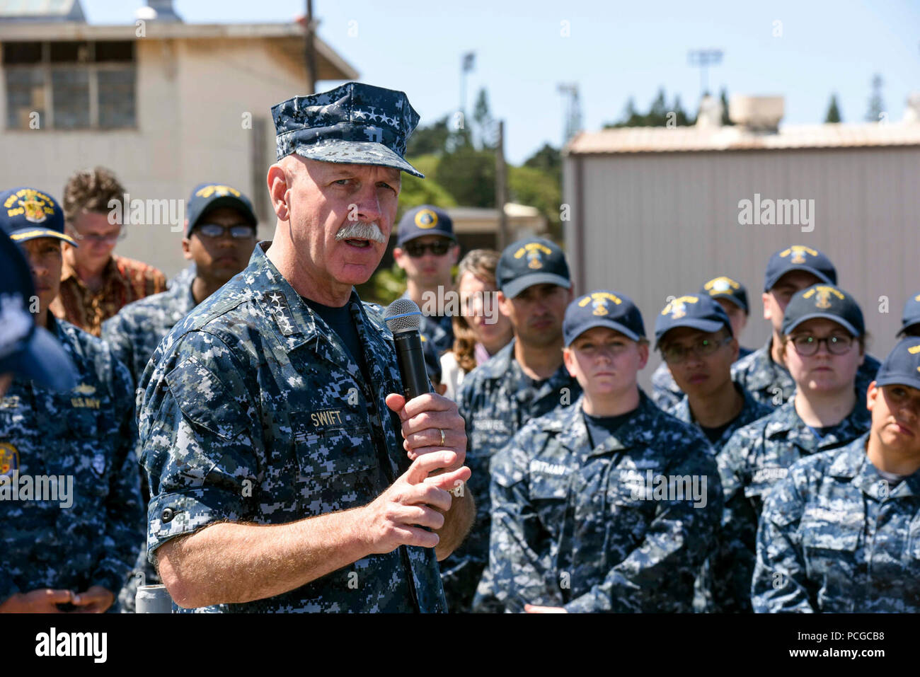 PEARL HARBOR (Abril 26, 2016) Adm. Scott Swift, comandante de la Flota del Pacífico de los EE.UU., habla a los marineros asignados a la superficie del océano Pacífico Action Group (SAG) durante una llamada manos a bordo del USS Momsen (DDG 92). El Pacífico SAG incluye los destructores de misiles guiados USS Decatur (DDG 73), USS Spruance (DDG 111) y Momsen y está implementando para el Pacífico Occidental. Los EE.UU. 3º Comandante de flota retendrá el control operacional de la SAG a lo largo de la implementación, incluso en aguas al oeste de la línea internacional de la fecha. Foto de stock