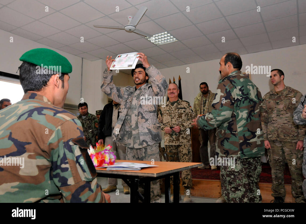 Un soldado del Ejército Nacional Afgano muestra con orgullo su certificado durante una ceremonia de graduación en la Escuela de Ingenieros del Ejército Nacional Afgano Spann cerca del campamento, el 15 de diciembre. Quince soldados afganos se graduó en la ceremonia y ahora puede llevar el parche de eliminación de artefactos explosivos y placas después de completar 22 semanas de intensas EOD y dispositivo explosivo improvisado derrotar a la formación. La Escuela de Ingenieros es el único en Afganistán que enseña los fundamentos de la EOD y IEDD afgana a las fuerzas de seguridad nacionales. La Fuerza Internacional de Asistencia para la seguridad en el Comando Regional Norte Nacional Afgano admite S Foto de stock