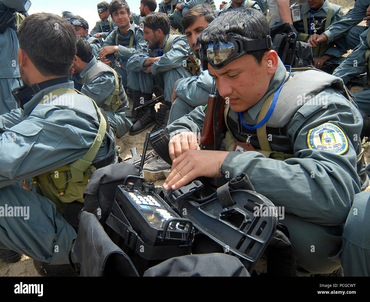 KABUL, Afganistán (Abril 20, 2010) - Un Policía Nacional Afgana del orden civil (ANCOP) oficial comprueba su configuración de radio portátil durante un entrenamiento en una instalación de Kabul. Los miembros de la fuerza de policía de élite recibieron capacitación en materia de control de tráfico y comunicaciones marcha a medida que se preparan para las operaciones en Afganistán. (US Navy Foto de stock