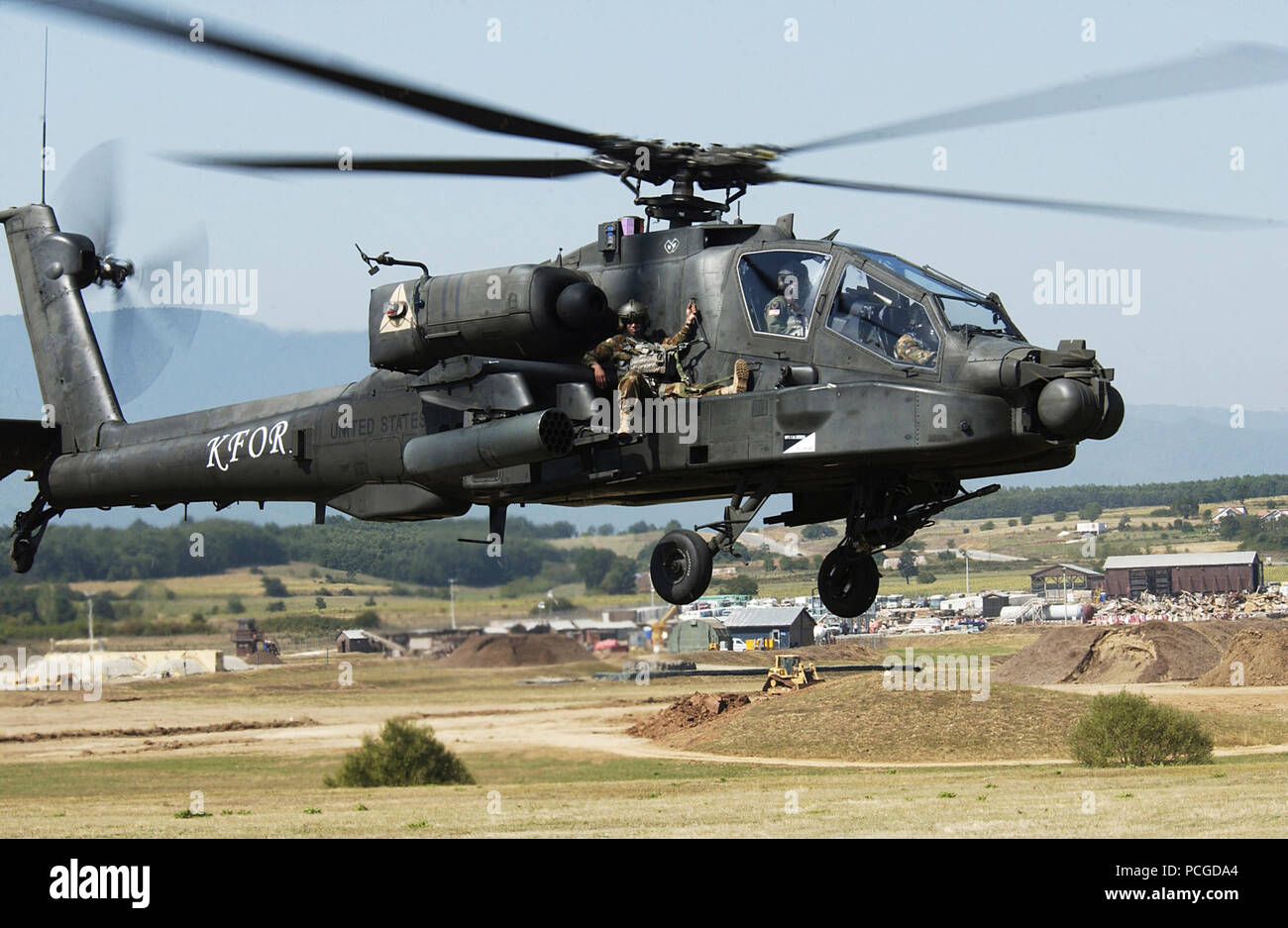 El capitán Juan Spence, el comandante de B Co. TF Eagle, paseos escopeta en un Apache AH-64 Apache durante un ejercicio de extracción del 25 de agosto en Camp Bondsteel, Kosovo. Foto de stock
