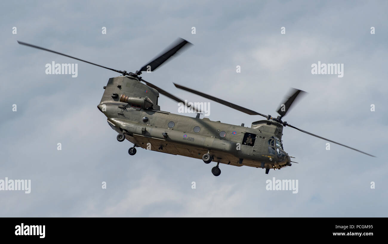 Royal Air Force Chinook HC6una visualización en el Royal International Air Tattoo, RAF Fairford, Reino Unido el 13 de julio de 2018. Foto de stock