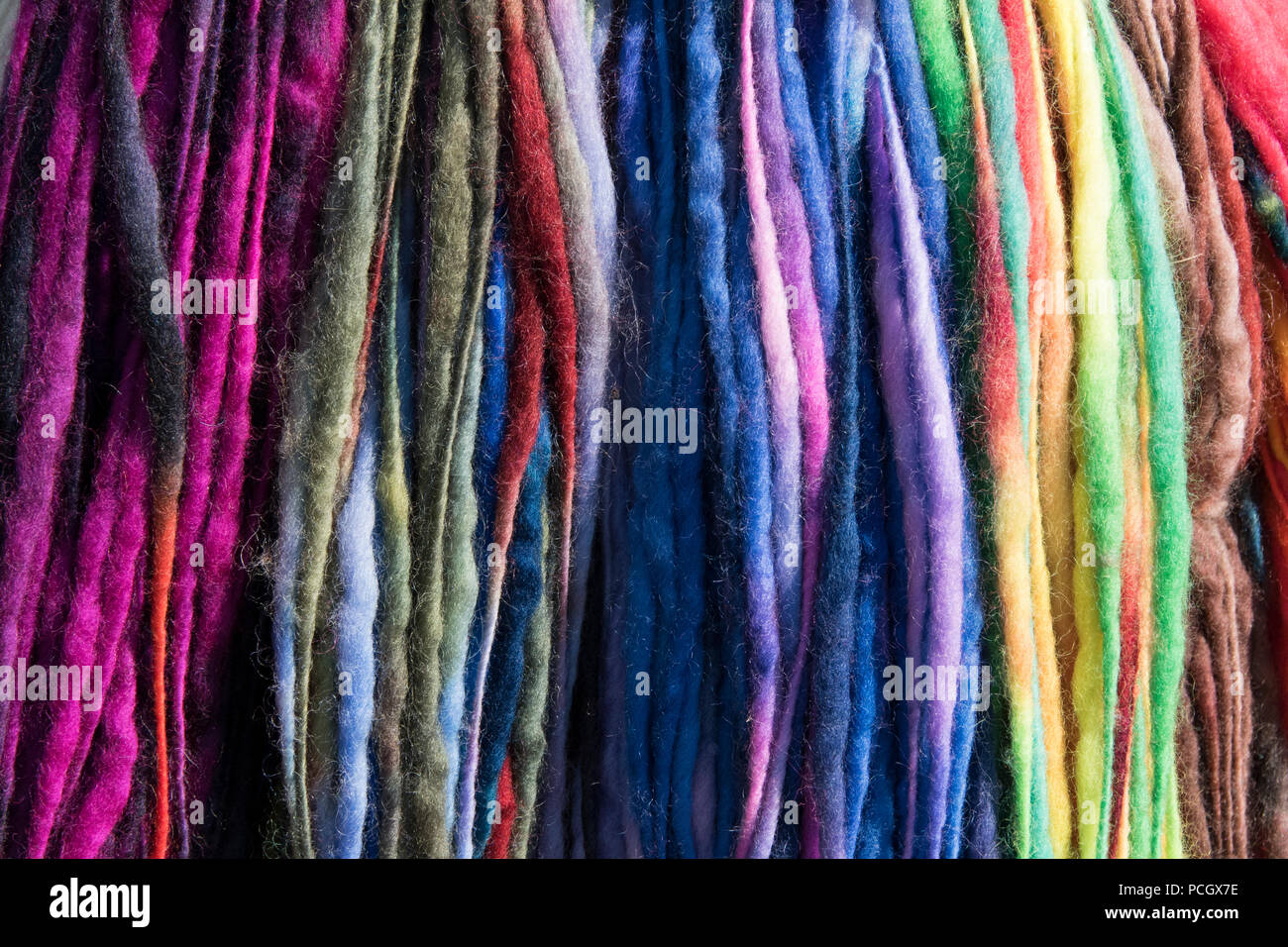 Chepstow, Gales - Aug 14: Cierre de coloridas hebras de lana, tejidas a mano el 14 de agosto de 2015 en el Festival de encuentro verde Foto de stock