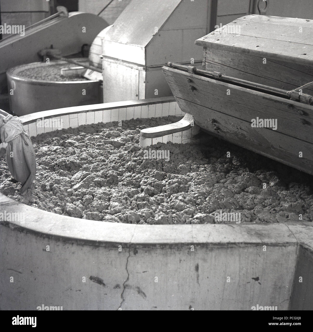 1950, Brittain La fábrica de papel, la imagen muestra la pulpa se fabrican. Foto de stock