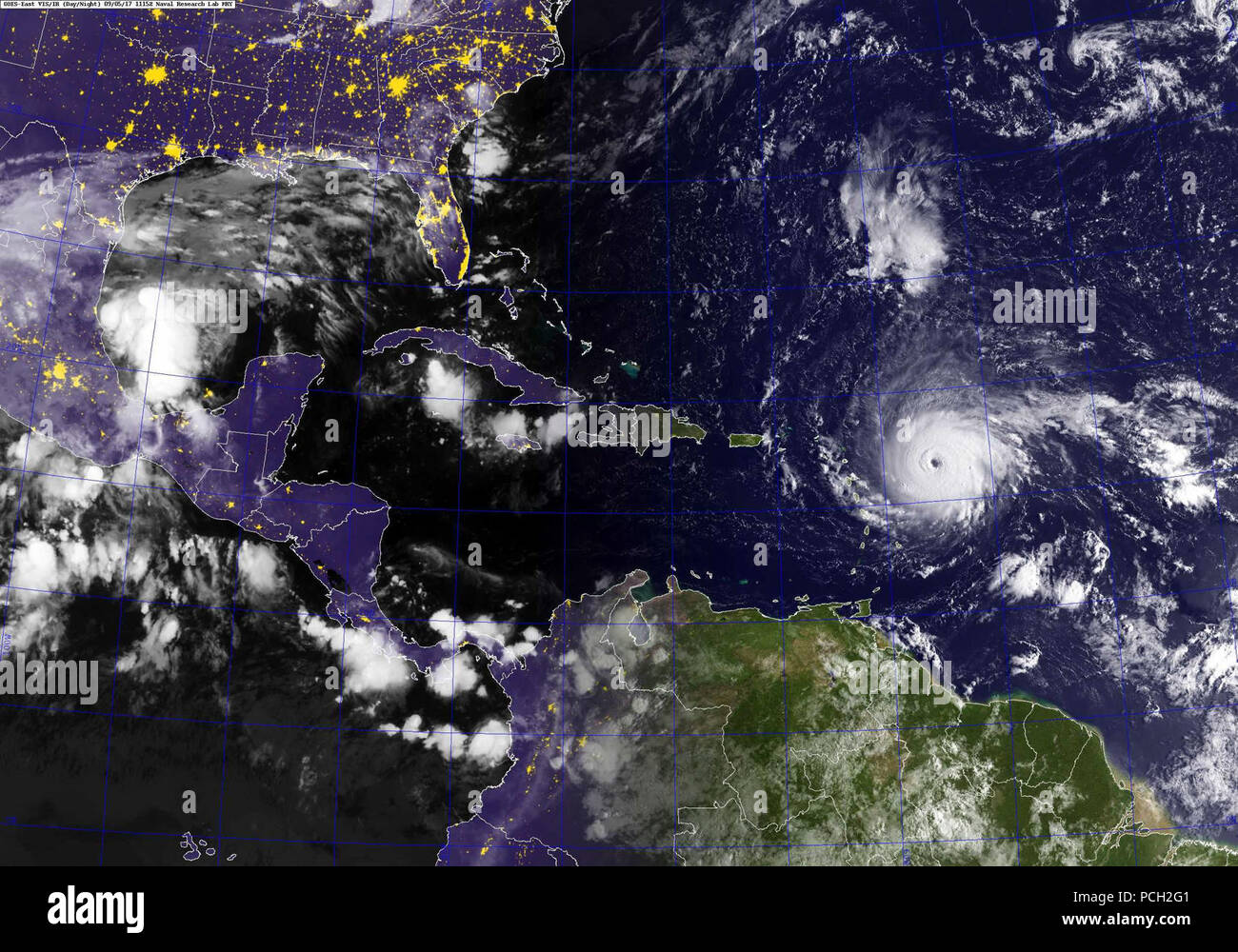 Océano Atlántico (Sept. 5, 2017) Una imagen del satélite GOES mostrando Irma de huracanes en el Océano Atlántico. La tormenta es un huracán de categoría 4 en la escala Saffir-Simpson. Los vientos del huracán. Vientos máximos sostenidos han aumentado a cerca de 150 mph (240 km/h) con rachas superiores. Algunas fluctuaciones en intensidad, probablemente durante el próximo día o dos, pero se proyecta que Irma siguen siendo un poderoso huracán de categoría 4. Los vientos con fuerza de huracán se extienden hacia afuera hasta 45 millas (75 km) desde el centro y tropical de los vientos con fuerza de tormenta se extienden hacia afuera hasta 140 millas (220 km). La presión central mínima estimada es de 937 MB (27. Foto de stock